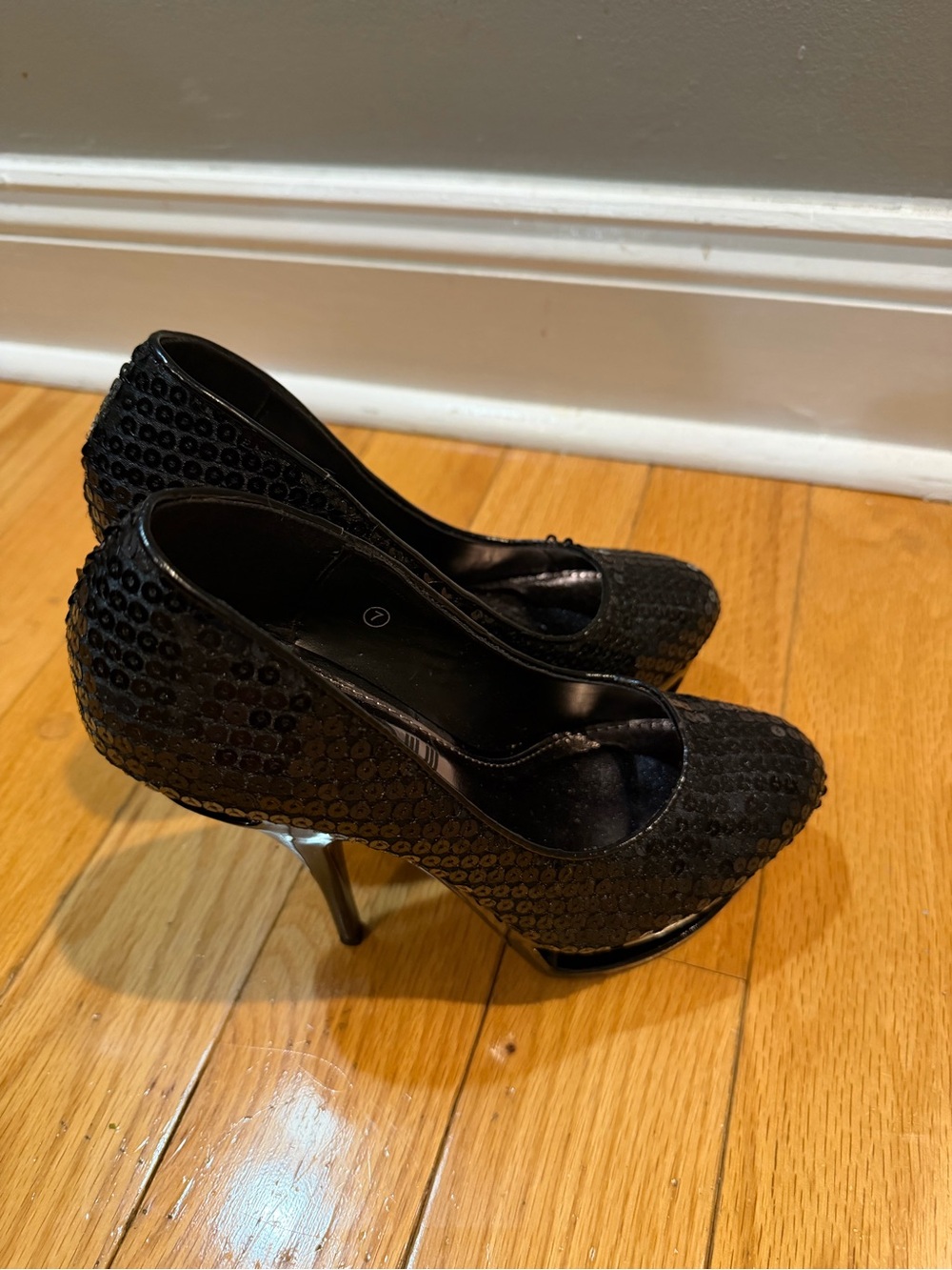 Black Sequin High Heel Platform pumps with kool cutout like brand new. Size 7 - Picture 5 of 6